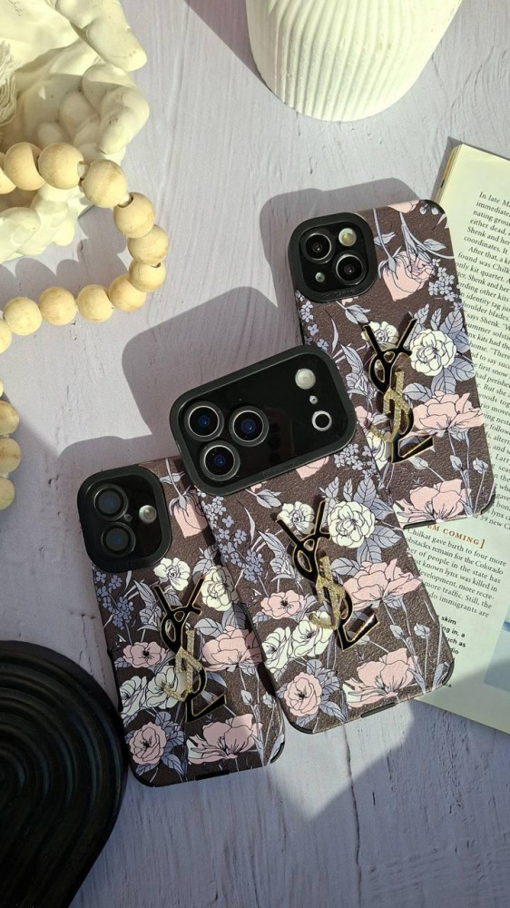 قاب طرح گل کبریتی با لوگو YSL نگین‌دار و آویز دستبندی گوشی آیفون 15 پرومکس