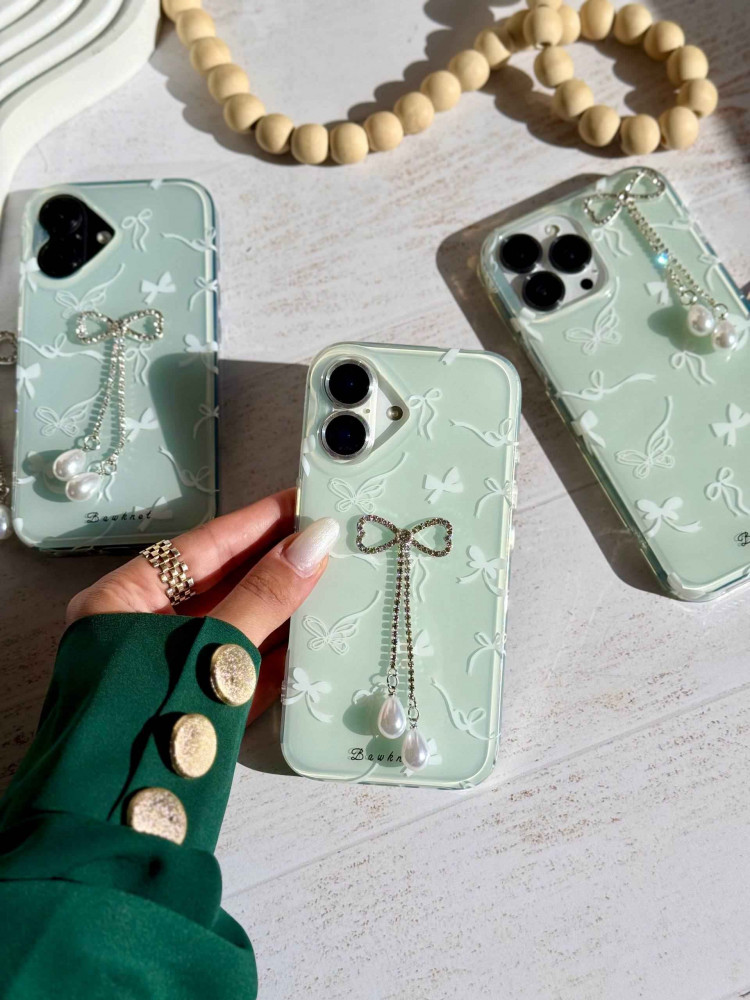 قاب طرح پاپیون برجسته و پروانه سبز با آویز مروارید گوشی آیفون 17