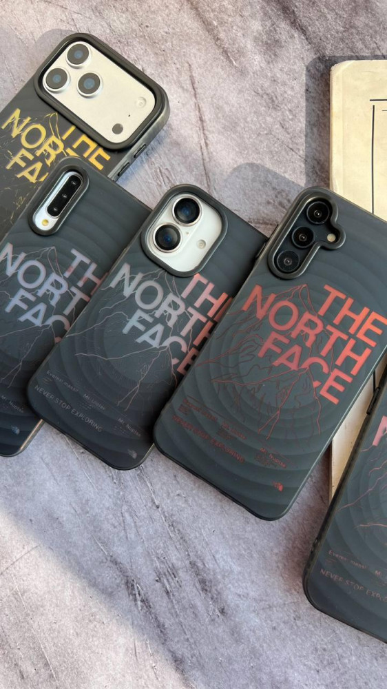 کاور  هولوگرامی طرح نورث فیس مشکی گوشی آیفون 17 پرومکس